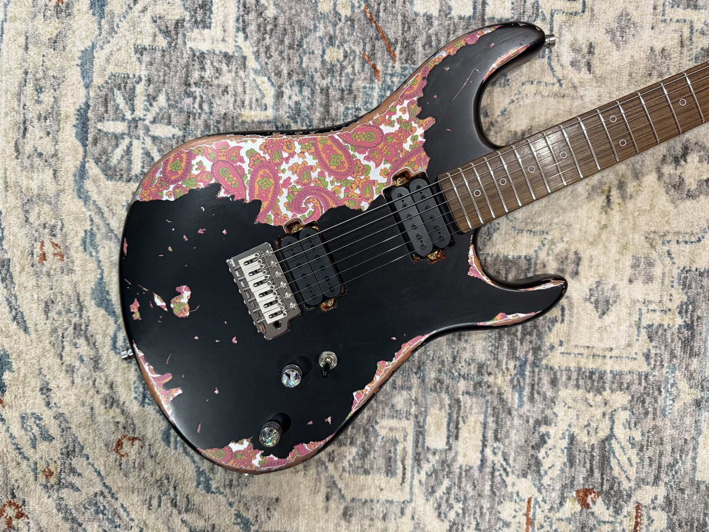 Dhatarattha Performance DST โ Black over Paisley