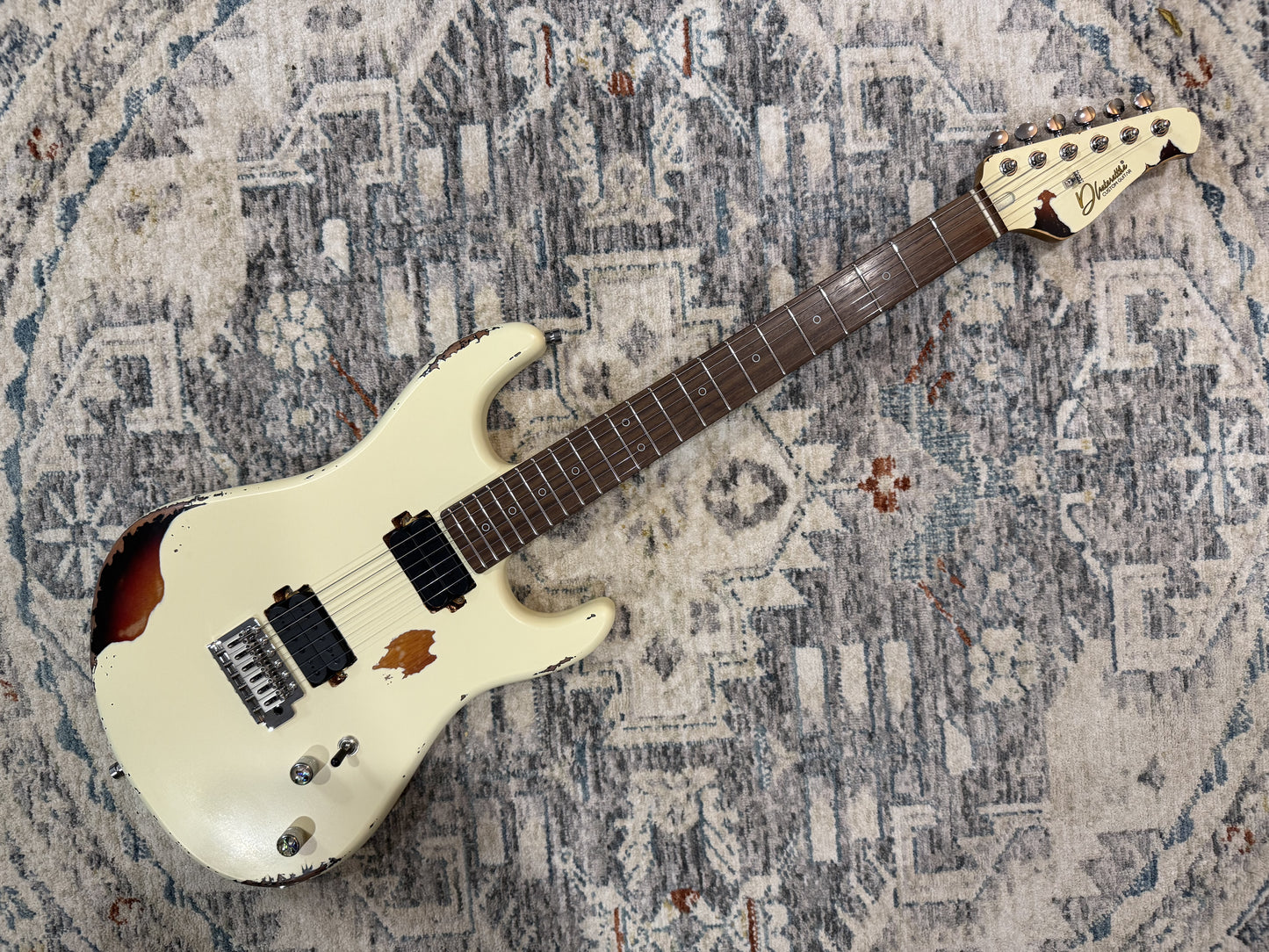 Dhatarattha Performance DST – Cream over Sunburst