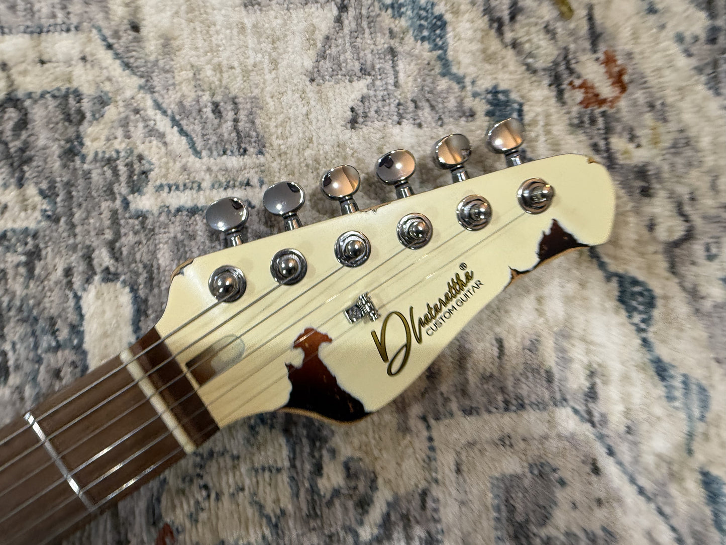 Dhatarattha Performance DST – Cream over Sunburst