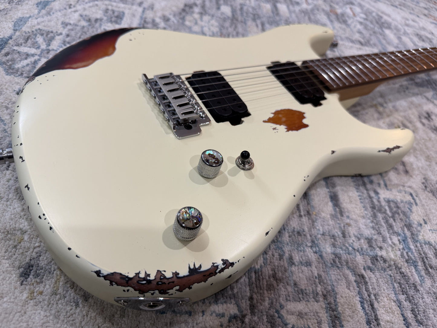 Dhatarattha Performance DST – Cream over Sunburst