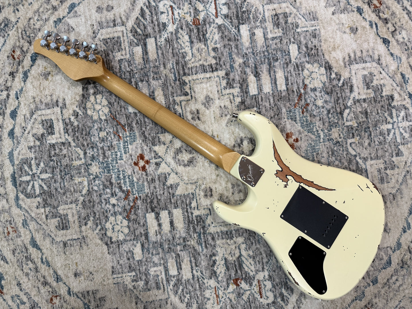 Dhatarattha Performance DST – Cream over Sunburst
