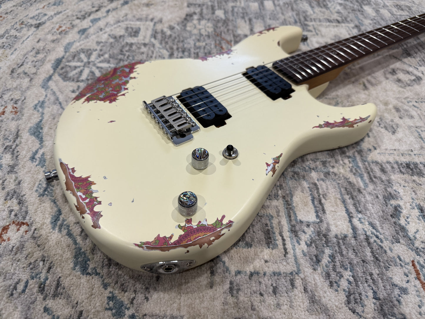 Dhatarattha Performance DST – Cream over Paisley (Relic)
