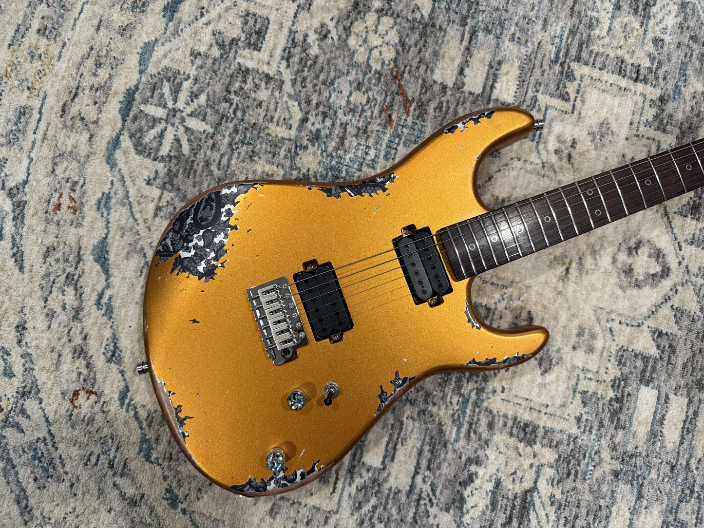 Dhatarattha Performance DST – Gold over Paisley