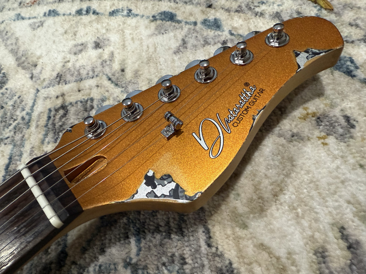 Dhatarattha Performance DST – Gold over Paisley
