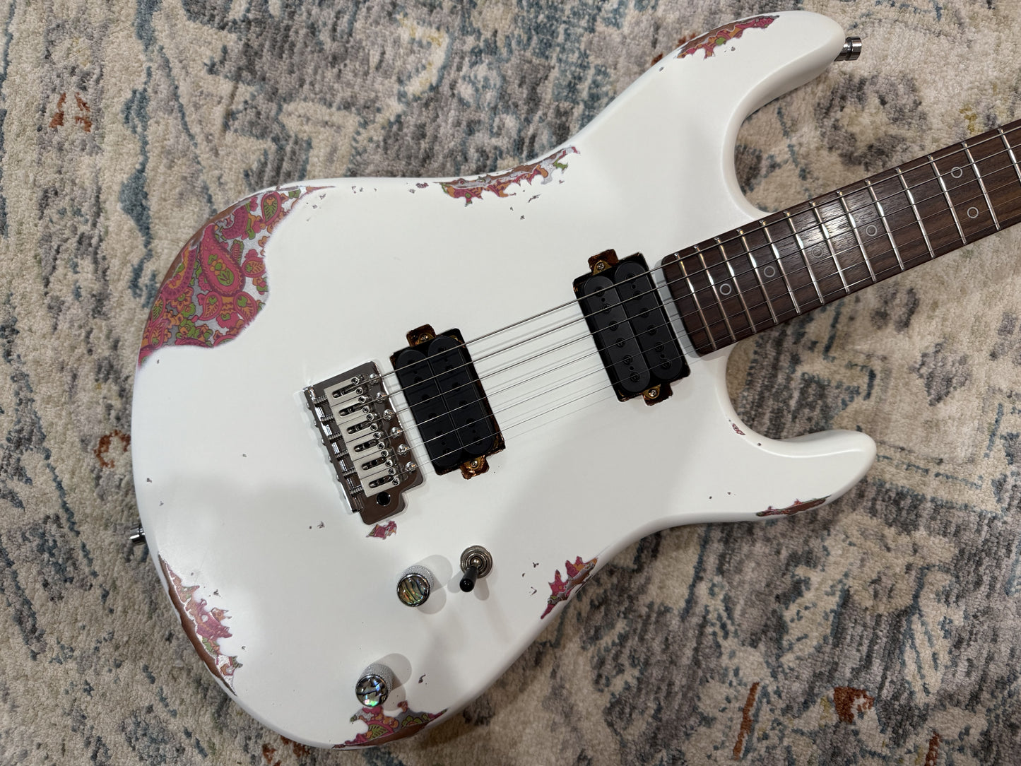 Dhatarattha Performance DST – White over Paisley (Relic Finish)