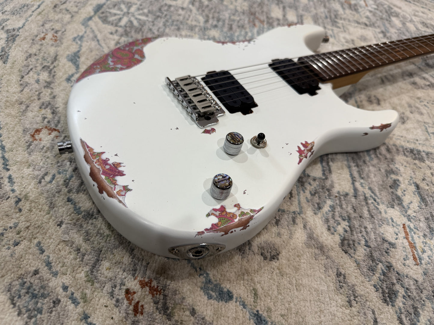 Dhatarattha Performance DST – White over Paisley (Relic Finish)