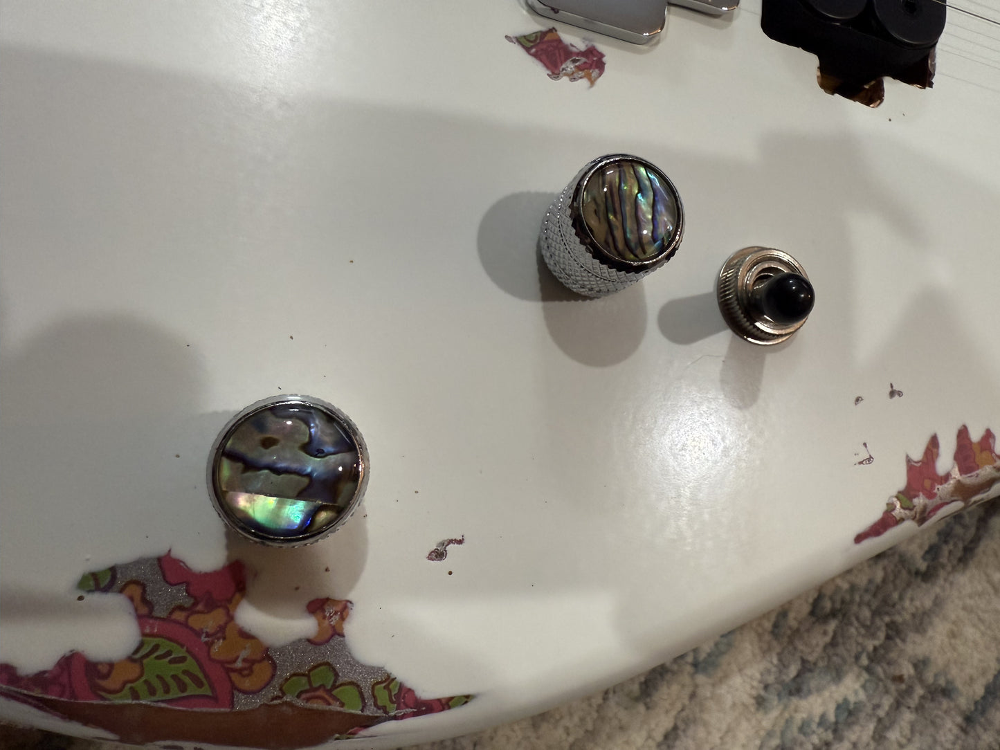 Dhatarattha Performance DST – White over Paisley (Relic Finish)